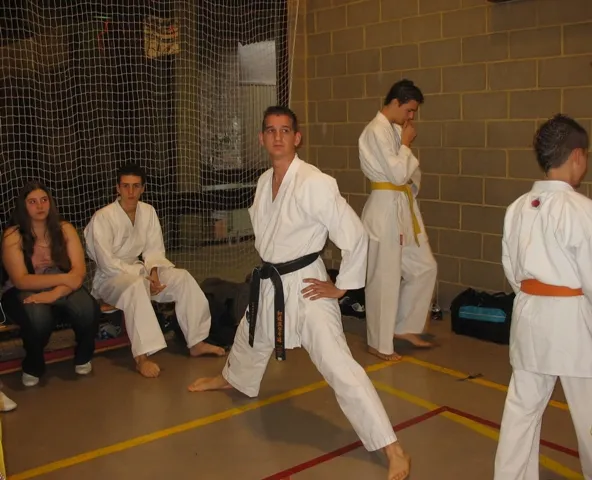 Pratiquants du club en kata pendant un entraînement, 2006.