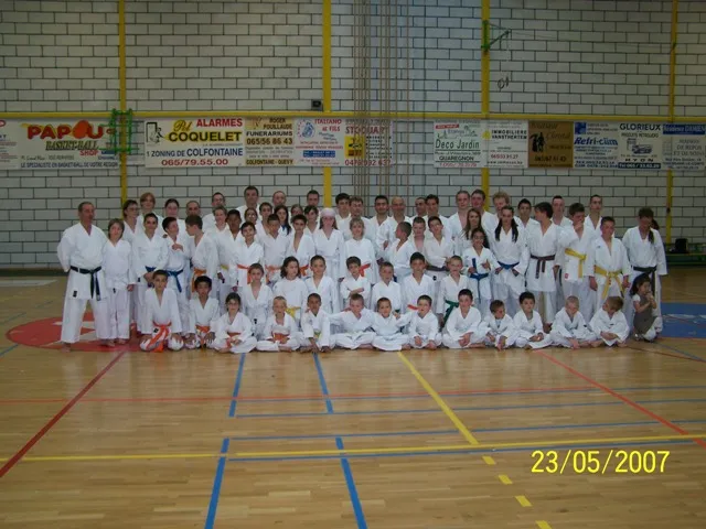 Photo de groupe lors d’un stage, mai 2007.