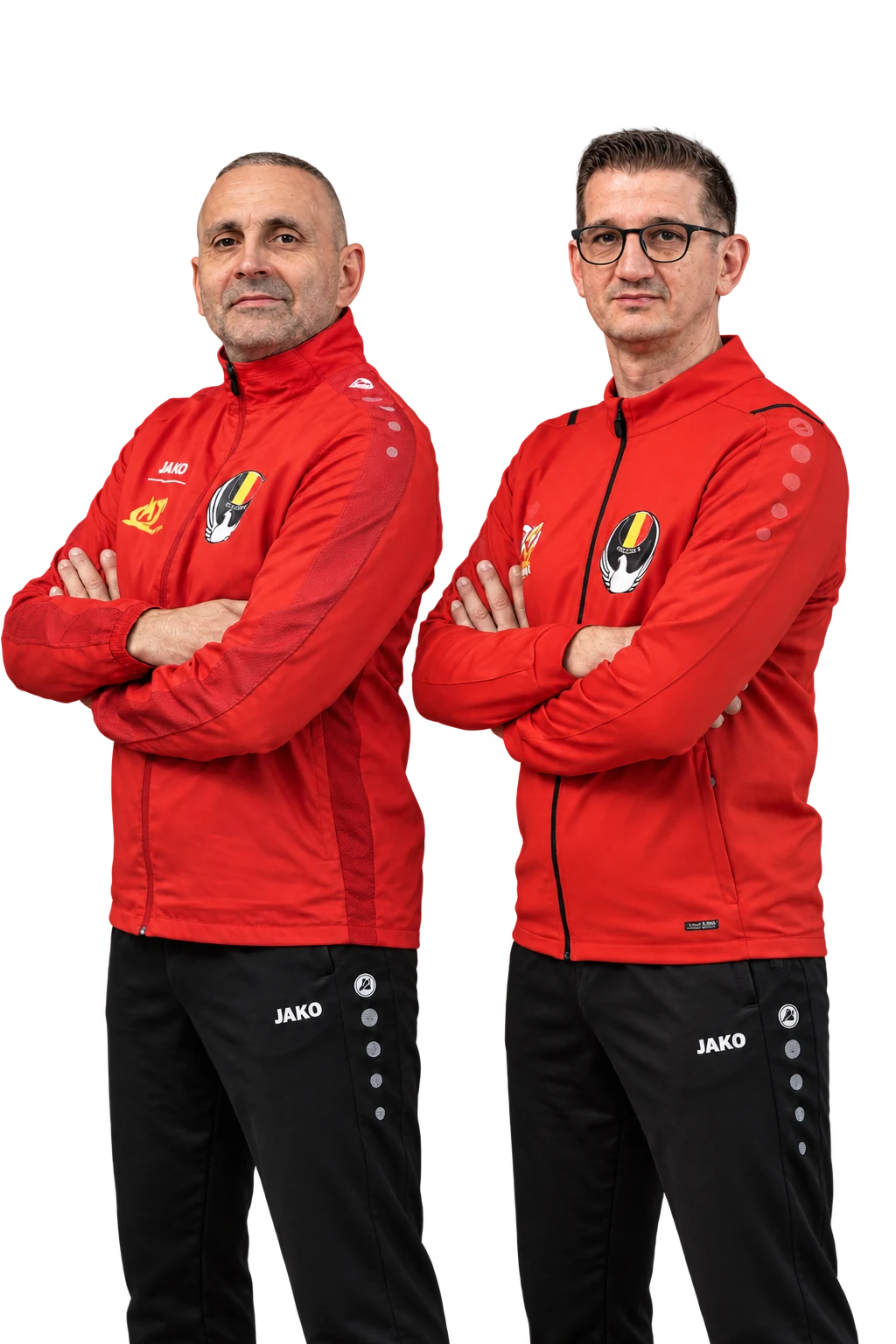 Sandro Cammarata et Alberto Luciani, sensei du Cobra Kaï, en veste rouge, les bras croisés.